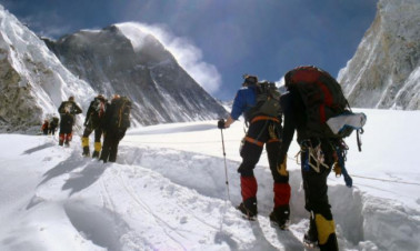 The growing issue of overcrowding on Mt. Everest | Living101